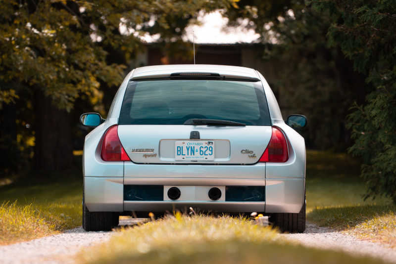 Illustration for article titled The Mid-Engine 2001 Renault Sport Clio V6 Is Just As Unreal As You Imagine
